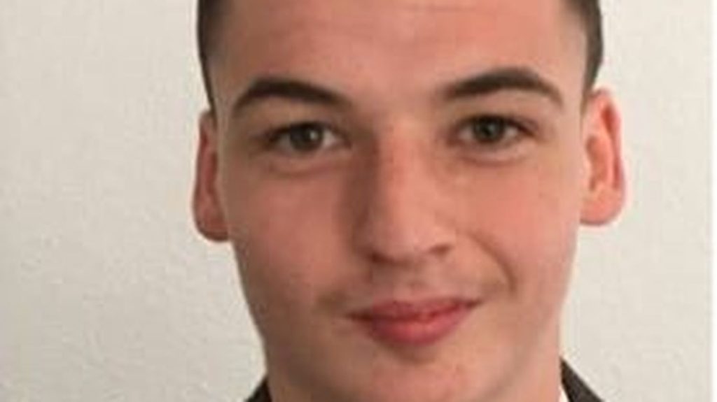 Disparition d'Erwan dans les Deux-Sèvres : la famille du jeune homme de 18 ans lance un "appel citoyen" pour tenter de le retrouver
"Erwan est forcément quelque part", écrit la famille dans un message diffusé sur les réseaux sociaux où elle prie "chaque personne de fouiller chaque espace, encore et encore". Il est introuvable depuis une sortie en boîte de nuit, le 11 février.
