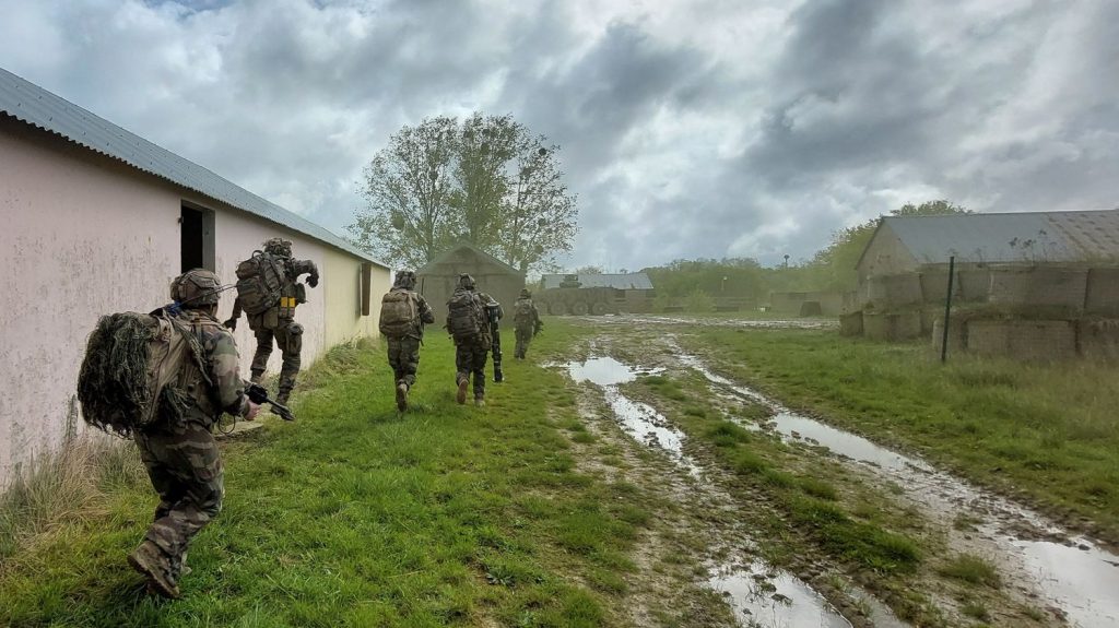Reportage
"Je suis prêt à défendre mon pays" : l'armée française se prépare pour tous les terrains et surveille de près le théâtre ukrainien
Au camp d'entraînement militaire de Sissonne, dans l'Aisne, les soldats du 92e régiment d'infanterie se préparent à être envoyés sur tous les terrains. Zones urbaines, utilisation de drones, ils regardent tout particulièrement ce qui se passe en Ukraine.