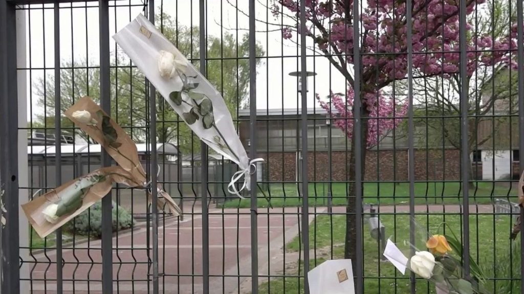 Mort d'un collégien à Viry-Châtillon : l'émotion palpable des habitants après le drame
L'émotion est vive à Viry-Châtillon dans l'Essonne, où était scolarisé le jeune Shemseddine, décédé après avoir été roué de coups. Quatre suspects sont mis en examen pour assassinat, lundi 8 avril.
