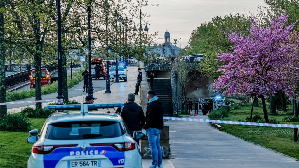 Un mort et un blessé grave dans une attaque au couteau à Bordeaux, l'assaillant tué par la police
Les faits se sont produits en début de soirée sur les quais de la Garonne. Selon une source proche de l'enquête, la piste terroriste est écartée.