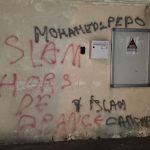 La mosquée de Cherbourg de nouveau prise pour cible avec des tags islamophobes
La mosquée avait pourtant installé dix caméras de surveillance extérieures après un tir de fusil de chasse la semaine dernière sur son portail.