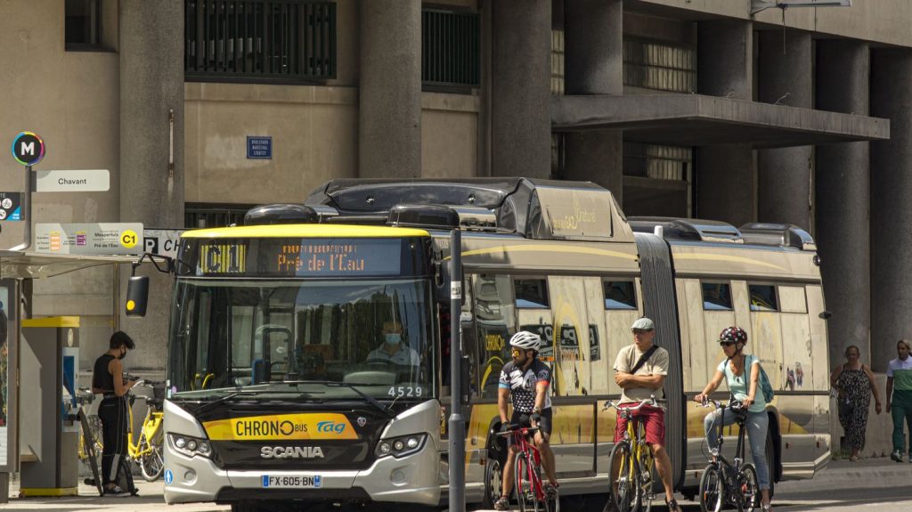 Échirolles : un bus visé par des coups de feu, les conducteurs du réseau de transport grenoblois exercent leur droit de retrait
L'incident s'est produit lundi soir, alors que le bus ne transportait pas de voyageurs. Le conducteur n'est pas blessé, mais est choqué.