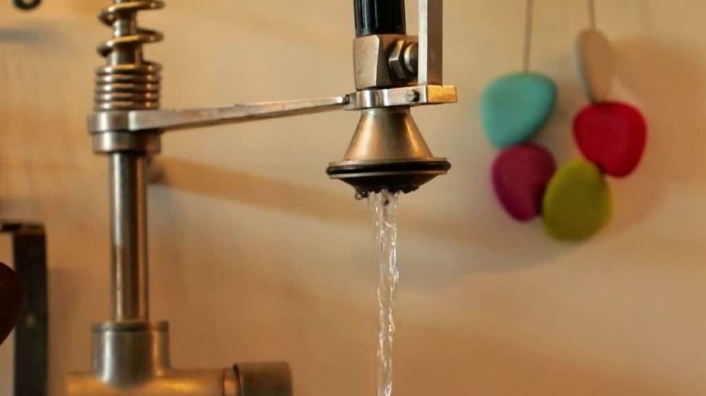 Toulouse : le prix de l'eau va augmenter de 42% en période estivale
Pour inciter les consommateurs à faire des économies d'eau, son prix va augmenter de 42% en période estivale, avant de baisser de 30% le reste de l'année.