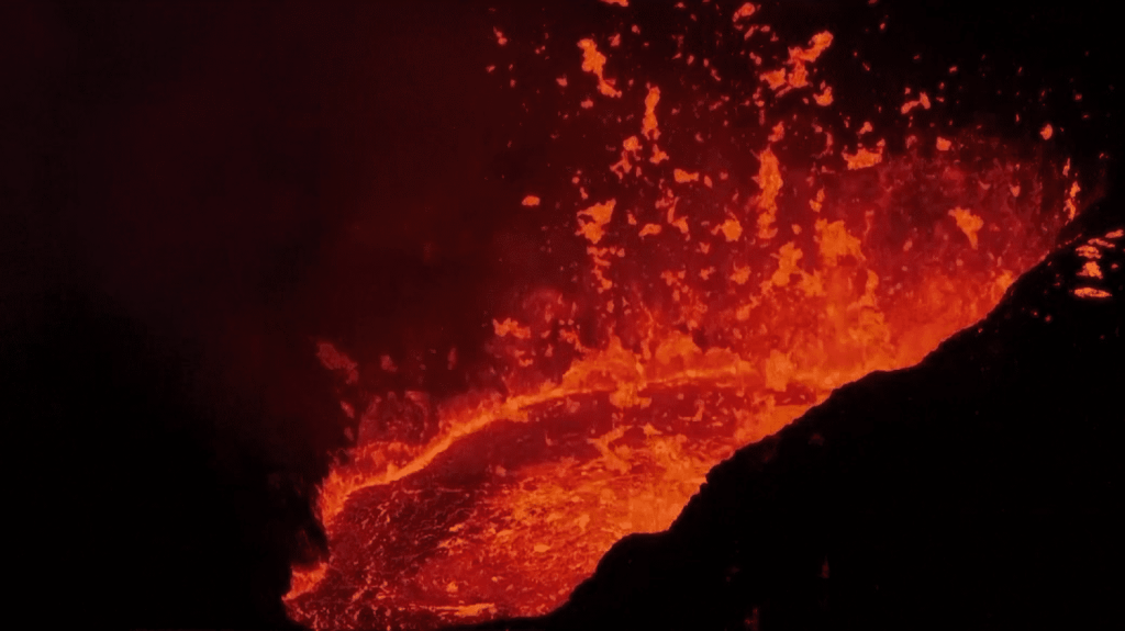 Islande : une éruption volcanique sublimée par des aurores boréales
À Grindavik, en Islande, les photographes et les touristes ont pu se régaler d’aurores boréales survenues en même temps que l'éruption d'un volcan. Le niveau de vigilance a été abaissé, aucune infrastructure n'étant menacée cette fois.