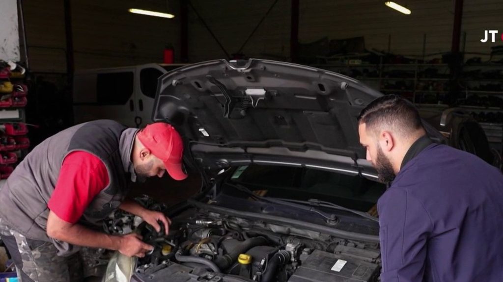 Gironde : quand des automobilistes se retrouvent avec de l’eau dans le carburant
En Gironde, une centaine d’automobilistes se sont retrouvés à faire le plein de carburant chez Leclerc, alors que ce dernier était coupé à l’eau. La note de réparations était salée.