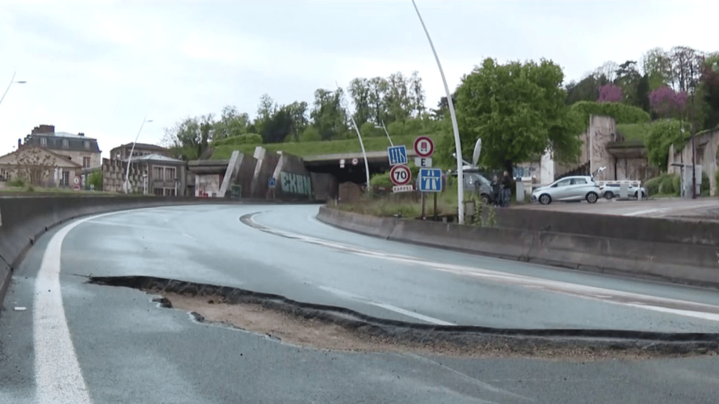 Vidéo
Autoroute A13 : comment est apparue la fissure qui entraîne une fermeture partielle de l'axe ?
Cet axe est fermé entre Paris et Vaucresson, au moins jusqu’au mardi 23 avril. En cause, une fissure apparue après un mouvement de terrain. Mais à quoi est-elle due ?