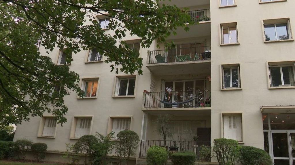 Immobilier : les balcons sont-ils dangereux pour les Français ?
À Antibes, dans les Alpes-Maritimes, les sept balcons d'un immeuble se sont effondrés dimanche 14 avril. Un incident qui soulève des questions sur la fragilité et l'entretien du parc immobilier français.
