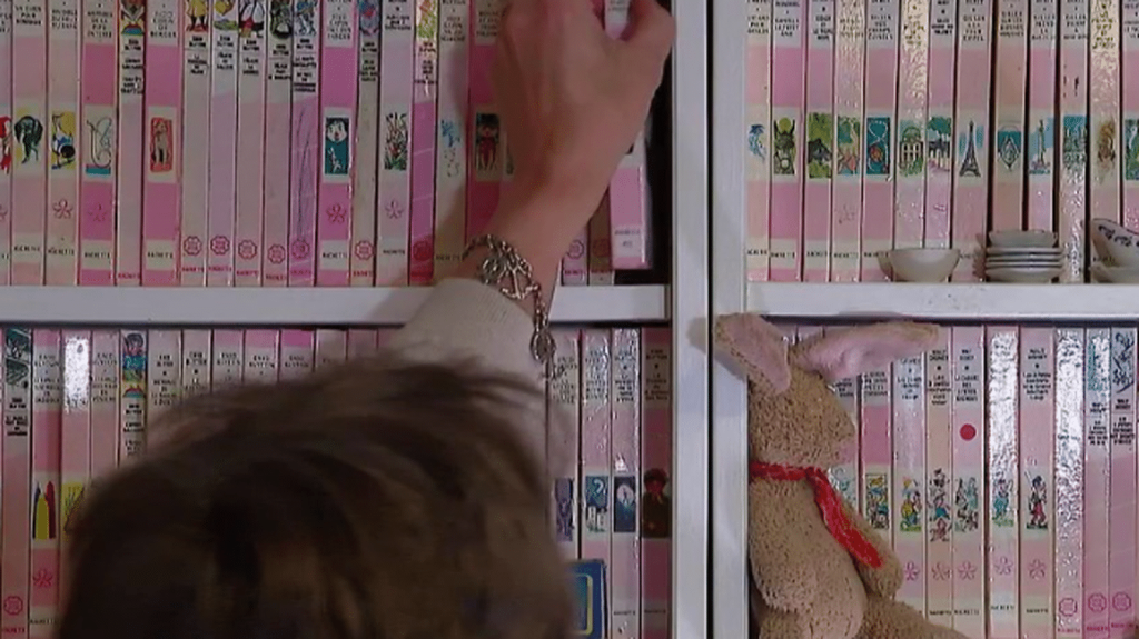 Livres : la Bibliothèque rose, une collection au bon parfum de l'enfance
La Bibliothèque rose alimente l’imaginaire des enfants depuis près de 170 ans. Des petits ouvrages comme "le Club des 5", "Oui Oui", "Alice" ou "Fantômette" sont depuis sept générations les héros des premiers pas vers la lecture. Chronique d’un petit livre rose devenu culte.