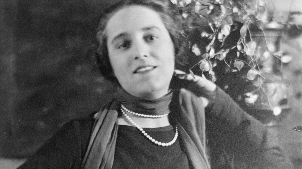Interview
"Je pense qu'elle avait une vraie sensibilité à l'art et à la littérature" : Anne Vogt-Bordure signe la première biographie de la couturière Jenny Sacerdote
Jenny Sacerdote fut, avec Coco Chanel, une des plus grandes créatrices du début du XXe siècle et une visionnaire de la femme contemporaine française.