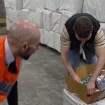 Fraude : au cœur des réseaux de blanchiment d'argent
À Aubervilliers (Seine-Saint-Denis), le blanchiment d'argent et la fraude fiscale liés au marché du textile sont un business très lucratif. Sur le qui-vive, les douanes sont à l'affût de la moindre cargaison suspecte, mais il est impossible de tout contrôler.