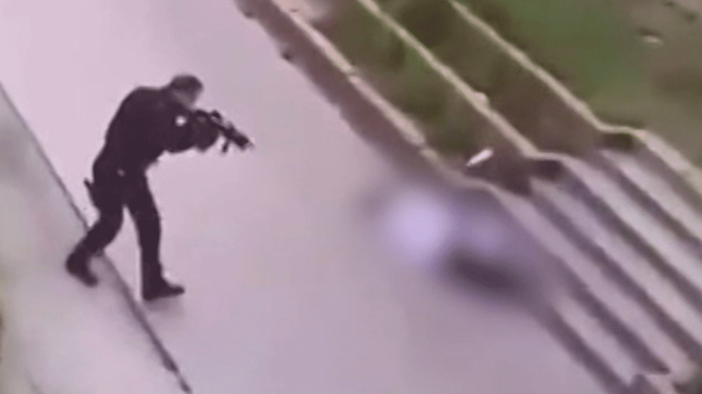 Attaque au couteau à Bordeaux : l'assaillant aurait agi pour un motif religieux
Le motif de l’attaque au couteau, à Bordeaux, mercredi 10 avril, semble être religieux. Selon les premiers éléments de l’enquête, l’assaillant n’aurait pas supporté de voir des gens boire de l’alcool dans la rue le soir de l’Aïd, la fête qui marque la fin du Ramadan.