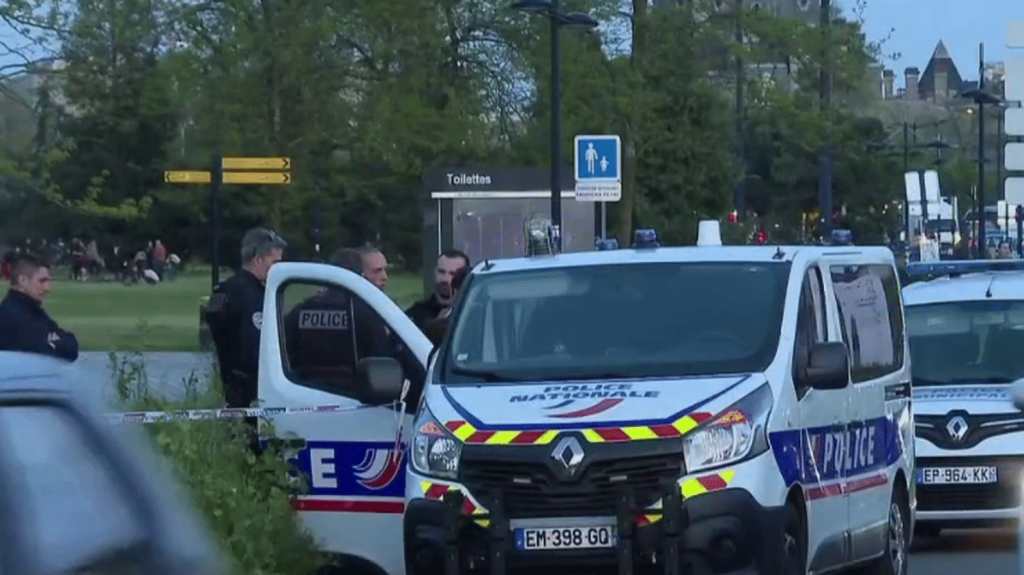 Attaque au couteau à Bordeaux : un différend sur la consommation d'alcool serait à l'origine de l'agression
Une attaque au couteau survenue à Bordeaux, en Gironde, dans la soirée du mercredi 10 avril, a fait un mort et un blessé. Un différend sur la consommation d'alcool en serait à l'origine.