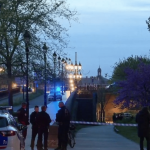 Attaque au couteau à Bordeaux : un mort et un blessé, l'assaillant abattu par la police
Une attaque au couteau survenue à Bordeaux, en Gironde, dans la soirée du mercredi 10 avril, a fait un mort et un blessé. L'assaillant a été abattu par la police. La piste terroriste n'est pas retenue à ce stade, d'après les premiers éléments de l'enquête.