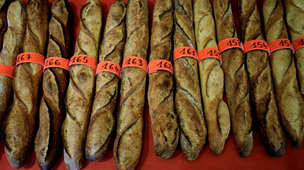 Le prix de la meilleure baguette de Paris remis à une boulangerie du 11e arrondissement
Xavier Netry, de la boulangerie Utopie, située rue Jean-Pierre Timbaud, aura l'honneur de fournir l'Elysée pour l'année à venir et empoche 4 000 euros.