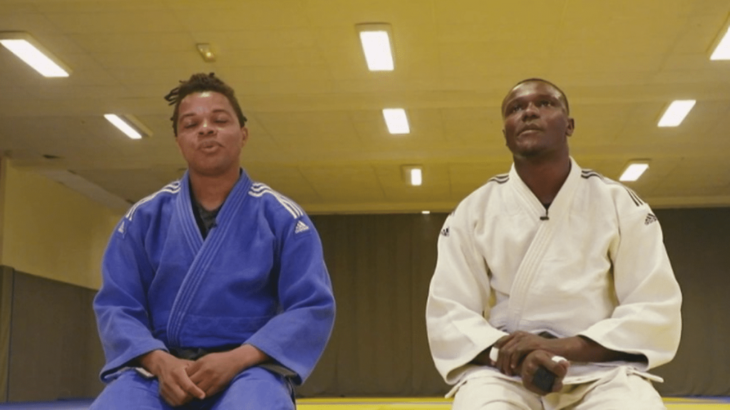Judo : rencontre avec des athlètes centrafricains qui s'entraînent en France grâce à la bourse Solidarité olympique
France Télévisions a rencontré deux judokas venus de Centrafrique qui s'entraînent en France depuis un an, grâce à la bourse Solidarité olympique. Au total, 12 athlètes venus d'Afrique ont été sélectionnés par le Comité international olympique.