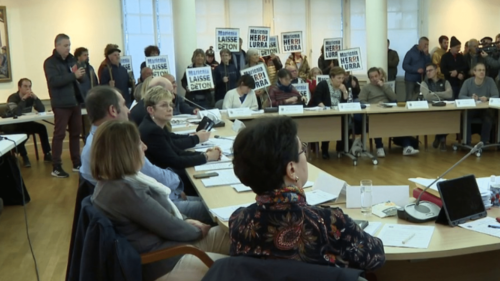 Pyrénées-Atlantiques : un maire projeté au sol dans une bousculade lors d'un conseil municipal à Cambo-les-Bains
Le conseil municipal de Cambo-les-Bains, dans les Pyrénées-Atlantiques, a été perturbé par des opposants à un projet immobilier. Alors qu'il tentait de sortir de la salle, le maire, Christian Devèze a été pris dans le mouvement de foule et projeté au sol.