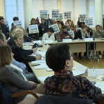 Pyrénées-Atlantiques : un maire projeté au sol dans une bousculade lors d'un conseil municipal à Cambo-les-Bains
Le conseil municipal de Cambo-les-Bains, dans les Pyrénées-Atlantiques, a été perturbé par des opposants à un projet immobilier. Alors qu'il tentait de sortir de la salle, le maire, Christian Devèze a été pris dans le mouvement de foule et projeté au sol.