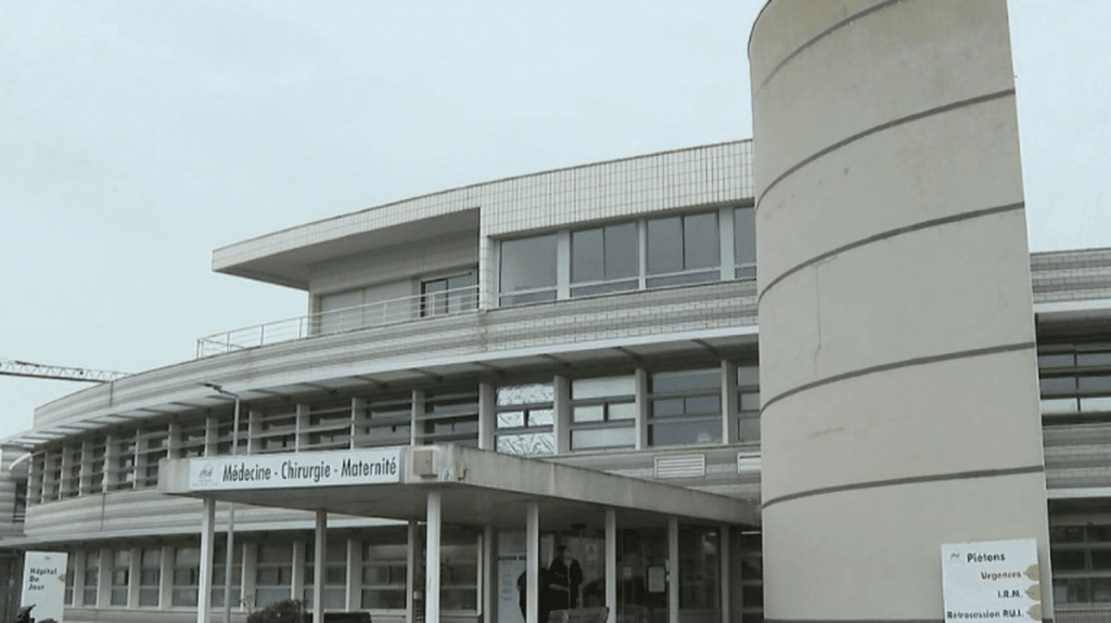 Agression d'un brancardier en Vendée : le suspect toujours en fuite
Frustré par le délai d'attente, un proche d'un patient amené aux urgences de l'hôpital de Challans, en Vendée, s'en est pris à un brancardier qui prenait sa pause sur le parking, samedi 6 avril. Son état de santé est maintenant stable, tandis que le suspect est toujours en fuite.