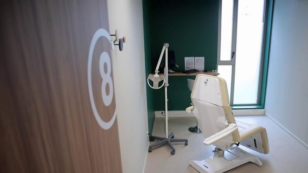 Santé : les cabinets sans rendez-vous, la solution à la pénurie de médecins ?
Les centres médicaux sans rendez-vous offrent une réponse à la pénurie de médecins en France et à la saturation des services d'urgences. Ouverts de 8 heures à 20 heures, les soignants de ces cabinets reçoivent les patients par ordre d'arrivée.