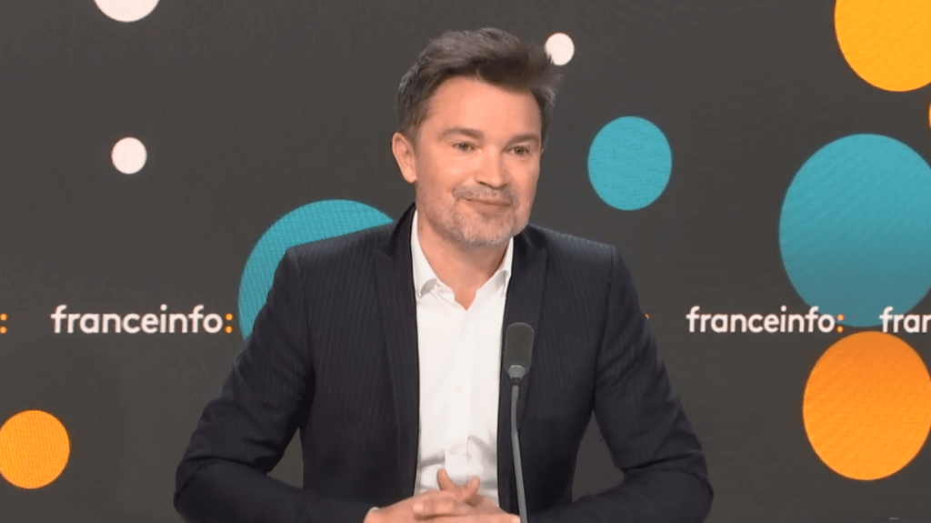 "Au micro" : un télécrochet inédit pour dénicher la nouvelle voix du foot sur Canal+
La chaîne cryptée lance ce mercredi 10 avril un grand concours pour trouver son futur commentateur. Elle a reçu 10 000 candidatures. "Pour une émission qui n’existait pas encore, c’est déjà un premier succès", se félicite Thomas Sénécal, le directeur des sports de Canal+, à l’origine du projet.
