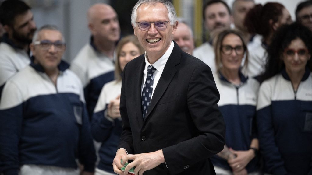 "Si vous estimez que ce n'est pas acceptable, faites une loi", lance Carlos Tavares dont le salaire annoncé fait encore polémique
Les actionnaires de Stellantis votent mardi la rémunération qui sera donnée à son directeur général. Celle-ci pourrait atteindre 36,5 millions d'euros pour 2023.