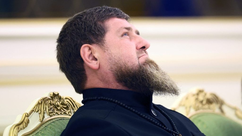 Tchétchénie : la musique aussi a le droit à sa censure
Le régime autoritaire de Ramzan Kadyrov en Tchétchénie vient d'inventer un nouveau type de censure, en limitant le tempo des musiques autorisées. Il sera désormais interdit d'écouter des œuvres dont le rythme ne se situe pas entre 80 et 116 battements par minute.