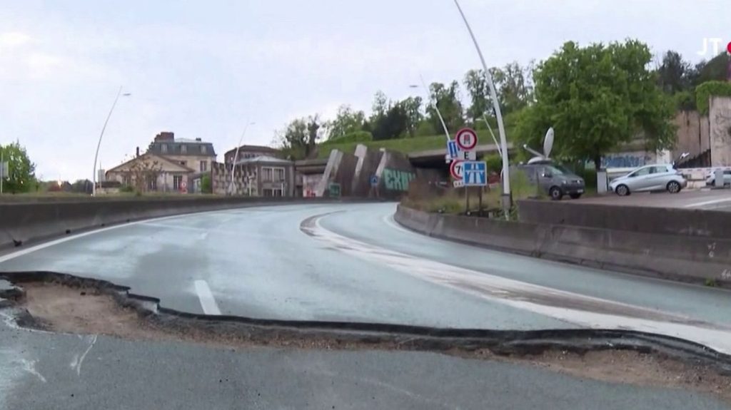 A13 fermée : le chantier d’un musée à l’origine des fissures ?
Depuis le 18 avril, l’accès sur l’A13 est fermé dans les deux sens. L’autoroute va rouvrir à partir du 11 mai, uniquement dans un sens et de manière très progressive. Le chantier d’un musée pourrait être à l’origine des fissures.