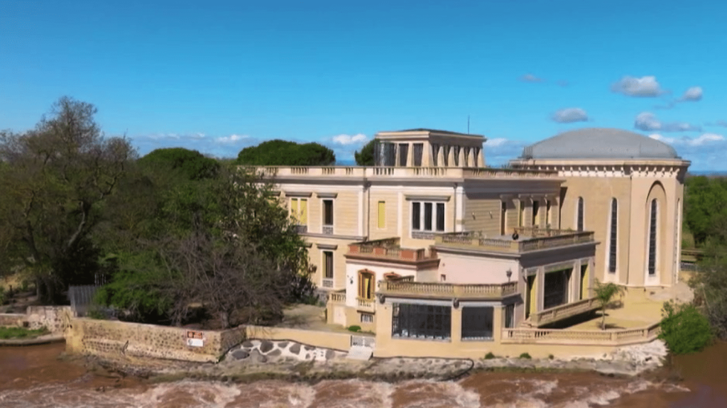 Patrimoine : le château Laurens, joyau de l’art moderne
À la découverte du château Laurens, à Agde dans l’Hérault, pour la rubrique "Chemins de traverse" du dimanche 7 avril.