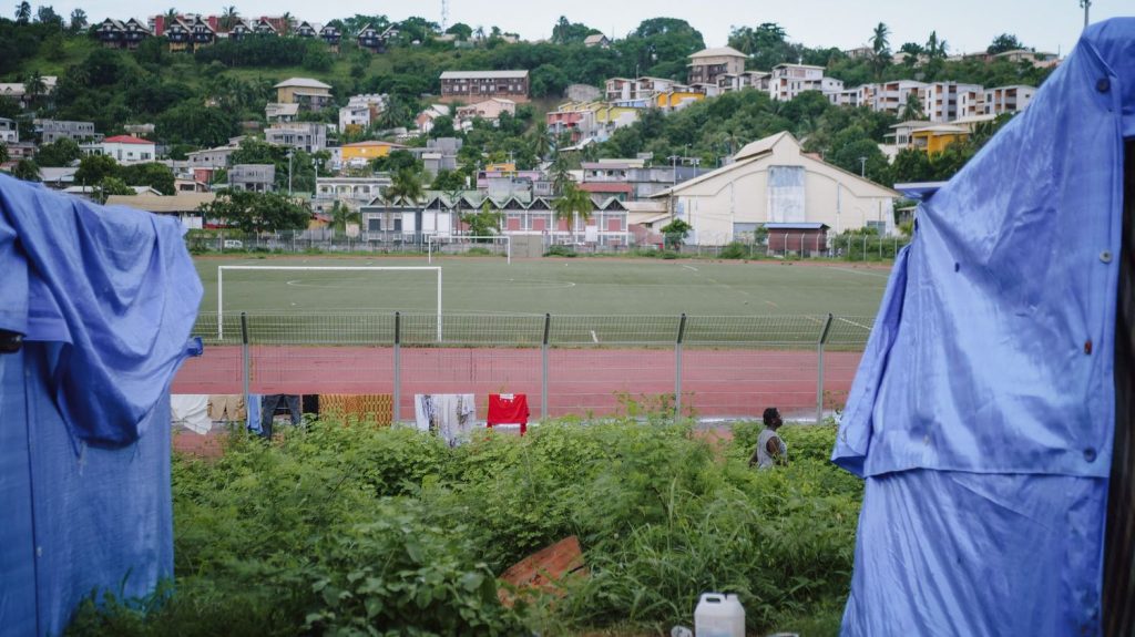 Choléra à Mayotte : "C'est la responsabilité de l'État d'apporter de l'eau potable" pour endiguer la pandémie, interpelle un épidémiologiste
Le médecin Antoine Flahaut dénonce l'inaction de l'État à Mayotte, où l'accès à l'eau potable est difficile depuis plus d'un an. 29 cas de choléra y ont été détectés.