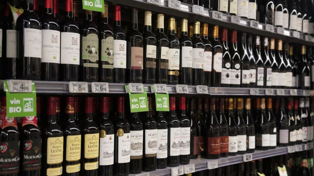 La production mondiale de vin a chuté de 10% en 2023 et atteint son plus bas niveau depuis 1961
Avec 237 millions d'hectolitres, les vignerons du monde ont produit leur plus faible vendange depuis 1961, a annoncé jeudi l'Organisation internationale du vin.
