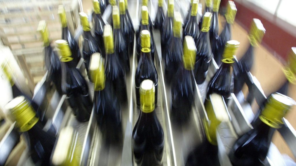 La chute de la production mondiale de vin est une "conséquence directe du dérèglement climatique", selon le président des Vignerons indépendants
La production mondiale de vin est revenue à son niveau de 1961 en raison des "conditions environnementales extrêmes" qui ont frappé aussi bien l'hémisphère Nord que l'hémisphère Sud. La France s'arroge toutefois la première place, et de loin.