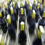 La chute de la production mondiale de vin est une "conséquence directe du dérèglement climatique", selon le président des Vignerons indépendants
La production mondiale de vin est revenue à son niveau de 1961 en raison des "conditions environnementales extrêmes" qui ont frappé aussi bien l'hémisphère Nord que l'hémisphère Sud. La France s'arroge toutefois la première place, et de loin.