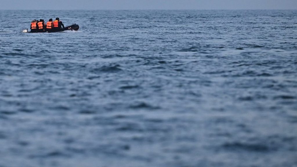 Morts de cinq migrants dans la Manche : trois hommes ont été interpellés au Royaume-Uni
Cinq personnes, dont une petite fille, sont mortes mardi lors de leur traversée de la Manche depuis la France.