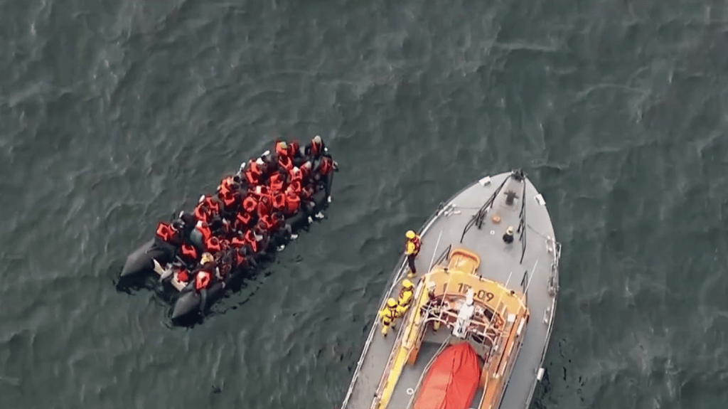 Manche : cinq migrants se noient en tentant de rallier le Royaume-Uni
Cinq migrants se sont noyés, mardi 23 avril, dont une petite fille de 7 ans en tentant de traverser la Manche. Leur embarcation a heurté un banc de sable puis a tenté de reprendre la mer.