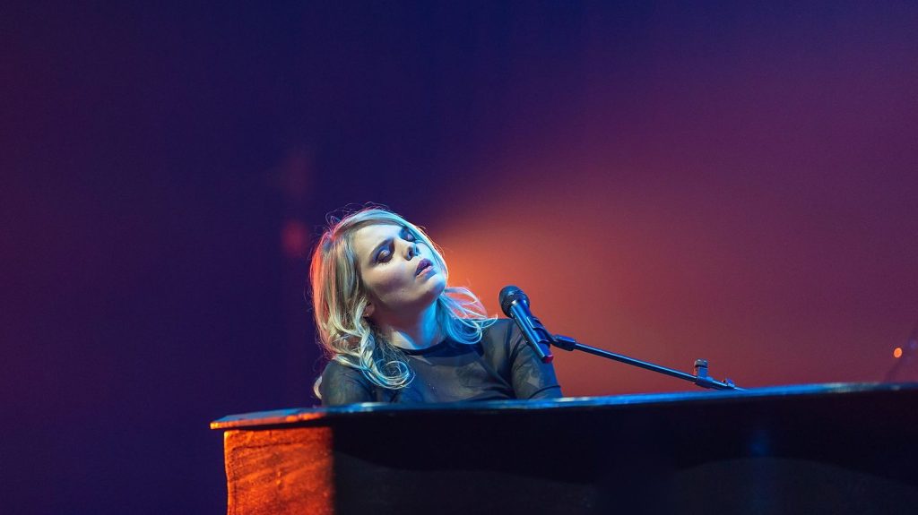 "En train d'écrire un nouvel album", Cœur de Pirate célèbre les 15 ans de son premier avec une série de concerts
Tous les jours, une personnalité s'invite dans le monde d'Élodie Suigo. Lundi 29 avril 2024 : l’auteure, compositrice, interprète et pianiste canadienne, Cœur de Pirate. Elle fête les 15 ans de son premier album avec une série de concerts dès l’automne prochain.