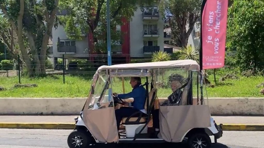 Solidarité : dans le Var, un coiffeur conduit ses clients âgés en golfette
Pour faciliter la vie des personnes âgées, un coiffeur de Mandelieu, dans le Var, a décidé de créer une navette pour les conduire de leur domicile à leur salon de coiffure, en voiturette de golf.