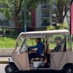 Solidarité : dans le Var, un coiffeur conduit ses clients âgés en golfette
Pour faciliter la vie des personnes âgées, un coiffeur de Mandelieu, dans le Var, a décidé de créer une navette pour les conduire de leur domicile à leur salon de coiffure, en voiturette de golf.
