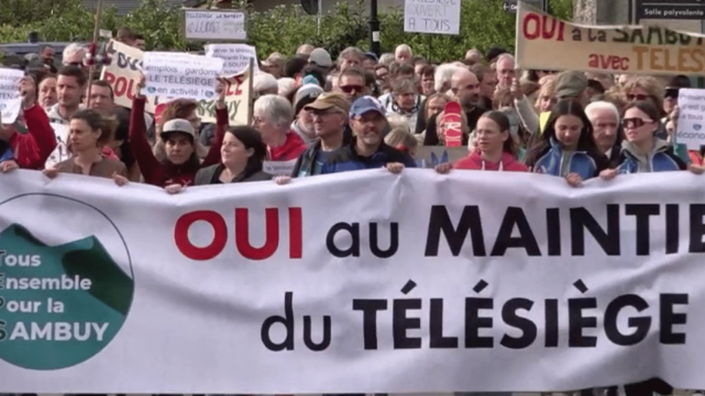 Sports de montagne : en Haute-Savoie, un collectif se bat pour le maintien d'une station de ski
Petite station de ski où la neige manque cruellement, la Sambuy en Haute-Savoie a décidé de fermer. Samedi 27 avril, un collectif manifestait pour maintenir les installations en hiver et en été.