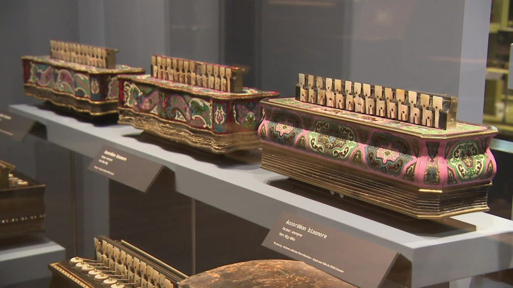 La plus importante collection d’accordéons d’Europe est en Corrèze
La Cité de l’accordéon et des patrimoines vient d’ouvrir ses portes à Tulle. Outre le populaire instrument de musique, ce musée met en valeur deux autres emblématiques savoir-faire : la dentelle en poinct de Tulle et l’ancienne Manufacture d’armes de la ville.