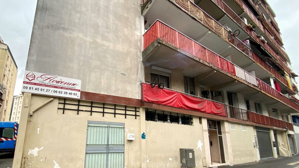 La justice suspend l'arrêté de fermeture du collège musulman de Nice
Le 14 mars, le préfet des Alpes-Maritimes avait signé un arrêté ordonnant la fermeture du collège en fin d'année scolaire. Il contestait la façon dont l'établissement justifie ses fonds financiers.