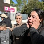 Agression d'une collégienne à Montpellier : "Il y a eu un loupé" dans la protection de Samara, dénonce sa mère
Hassiba Radjoul raconte avoir été prévenue par un professeur qu'un comité attendait sa fille à la sortie du collège. Elle a demandé qu'on empêche Samara de sortir mais le message n'est pas arrivé à temps. Rouée de coups, l'adolescente s'est réveillée du coma, "traumatisée".