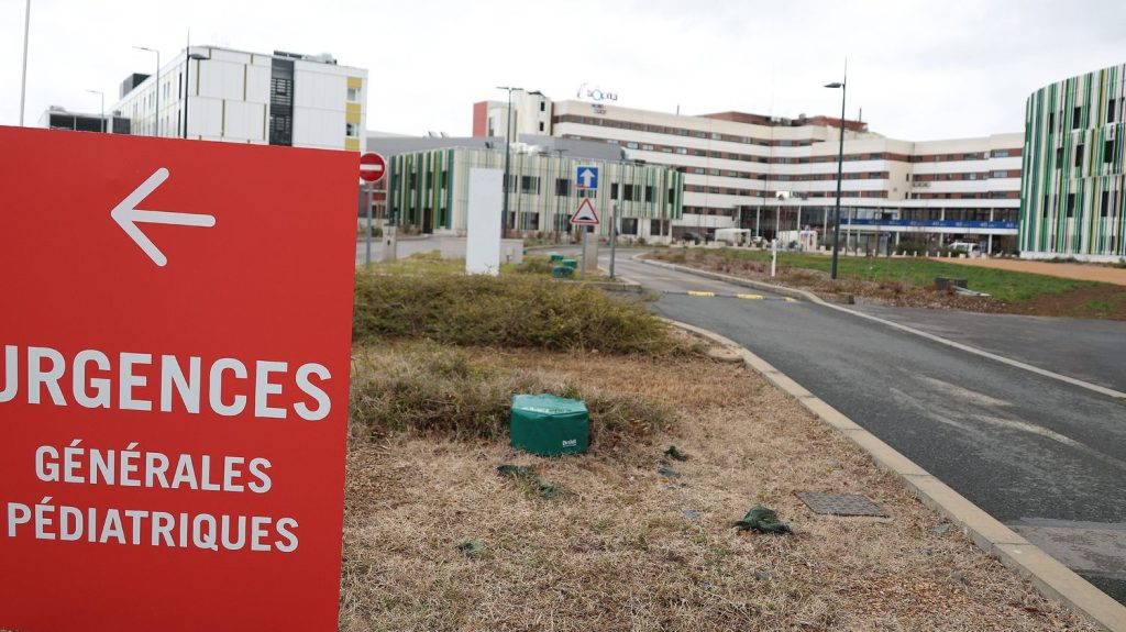 Une fillette de 2 ans plusieurs jours dans le coma après avoir ingéré du cannabis
L'enfant a été hospitalisée à Morlaàs, près de Pau, après avoir mastiqué la drogue qui se trouvait dans un emballage de Kinder Suprise. Les parents ont été entendus et ont reconnu une négligence.