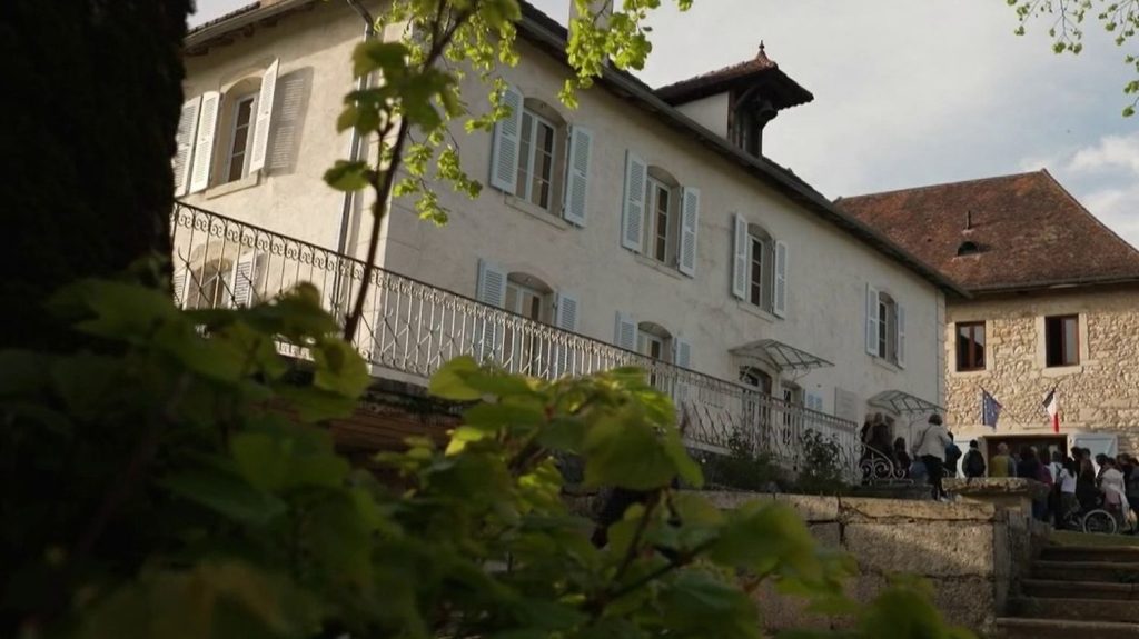 Vidéo
Commémoration de la rafle d'Izieu : "Quand je me lève le matin, je pense à la Shoah", raconte Samuel Pintel, rescapé
Le 80ème anniversaire de la Libération de la France est célébré dimanche 7 avril. Le président est attendu à la maison d'Izieu, dans l'Ain, où 44 enfants juifs ont été raflés par la Gestapo. Tous ont été déportés et assassinés.