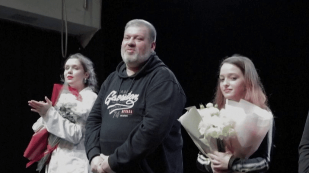 Guerre en Ukraine : retour sur les planches pour la compagnie du théâtre de Marioupol
En Ukraine, le metteur en scène Anatoly Levchenko a retrouvé les planches à Kiev. Une renaissance, après avoir vécu le bombardement de son théâtre à Marioupol et été fait prisonnier par les Russes.