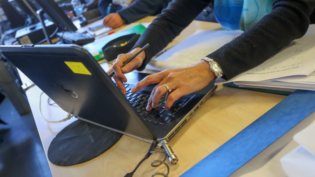 Compte épargne temps universel : ce que contient l'accord conclu entre les partenaires sociaux
Si le gouvernement valide cet accord sur le Cetu, les salariés de toutes les entreprises pourront épargner leurs congés, RTT et primes, afin de les prendre ultérieurement, même dans une autre entreprise.