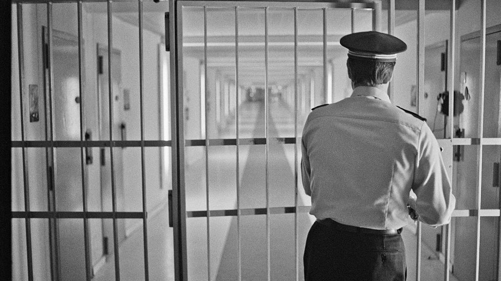 Chansons de la réalité carcérale
Alors que la France a été condamnée une fois de plus par la Cour européenne des droits de l'Homme pour des conditions de détention dégradantes, retour sur les prisons telles que les voient les artistes.