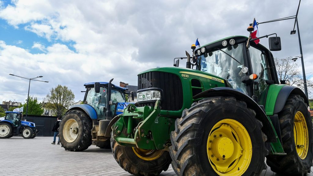 Agriculture : le compte n'y est "absolument pas", dénonce la Confédération paysanne après l'annonce de nouvelles mesures par le gouvernement
Si les annonces du gouvernement pour les agriculteurs ont rencontré un écho positif des syndicats majoritaires, ce n'est pas le cas de la Confédération paysanne, syndicat qui lutte contre l'industrialisation de l'agriculture.