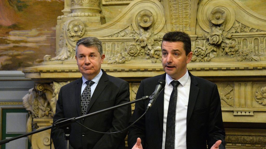 Affaire du chantage à la sextape à Saint- Étienne : les principaux mis en examen confrontés mardi et mercredi
Parmi les mis en examen, le maire Gaël Perdriau. L'objectif est d'identifier le rôle de chacun dans le financement, le tournage et l'utilisation de la sextape montrant son ex-premier adjoint Gilles Artigues en compagnie d'un escort-boy dans un hôtel parisien, diffusée en 2022.