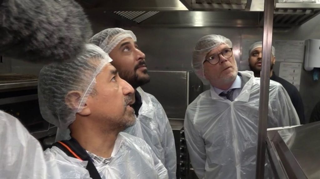 Paris 2024 : les contrôles sanitaires s'intensifient dans les bars et restaurants
Restaurants, food-trucks, bars… Les contrôles sanitaires des établissements de restauration sont plus fréquents à l'approche des Jeux Olympiques de Paris 2024.