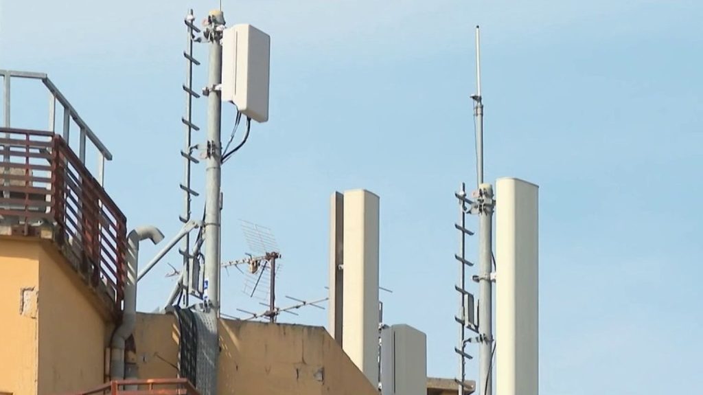 5G : le déploiement des antennes-relais suscite la controverse
Alors que la 5G se déploie massivement en France, l’implantation des antennes-relais en plein cœur des villes crée la polémique chez les riverains.